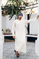 white emarati thobe